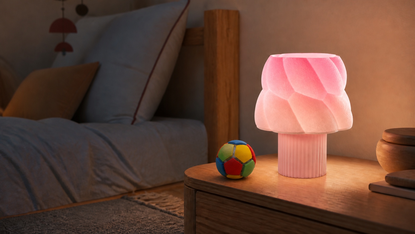 Lámpara rosa y juguete colorido en una habitación infantil contemporánea.